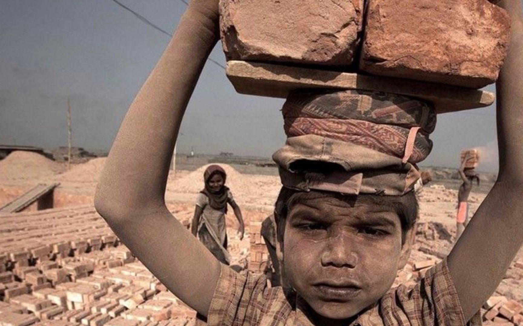 孟加拉小孩5岁就打工，干最累的活1天工资才4块，这场面看着想哭